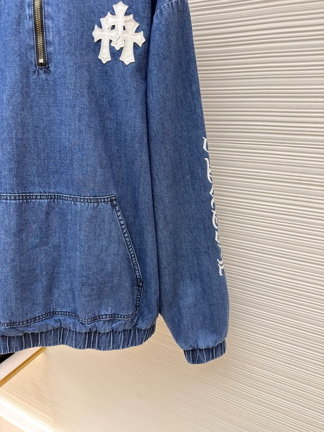 Chrome Hearts hooded patch pocket half-zip jacket ●Original version: Purchased and developed at 38979 ●Item number: 1681625-C20 ●Fabric: Denim denim fabric ●Technology: Glue printing ●Color: blue ●Version: Fitted version ●Weight: about 915 grams ●Size: S-M-L ●Description: Original domestic stock purchased for 3.4W The development cost is extremely high, and the fabric is imported from Italy with high density Made of pure cotton twill denim, the jacquard lining has a minimum order loss of one thousand meters. The printing is based on the original version with hand-made glue printing, focusing on hand-sewn sheepskin crosses. The gold content is extremely high, the authentic ancient silver-made chain heads (key points: the zipper pullers are sprayed with silver to make them look old). The overall routing is straight and delicate, the fabric is comfortable and soft, and the color is consistent without color difference. It can be matched with the same style to create a fashionable look and control various occasions. Customized accessories, three complete standards, the same style for men and women!